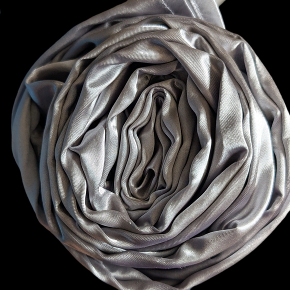 Silver Sheet Set Luxurious Bedding - Picture 2 of 3